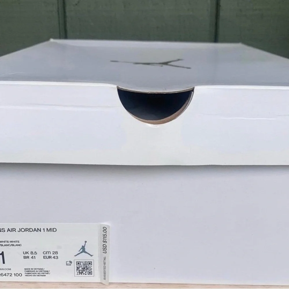 Air Jordan 1 Mid Triple White Patent Swoosh BQ6472-100 Women’s Size 11 Mens 9.5 - Picture 12 of 12
